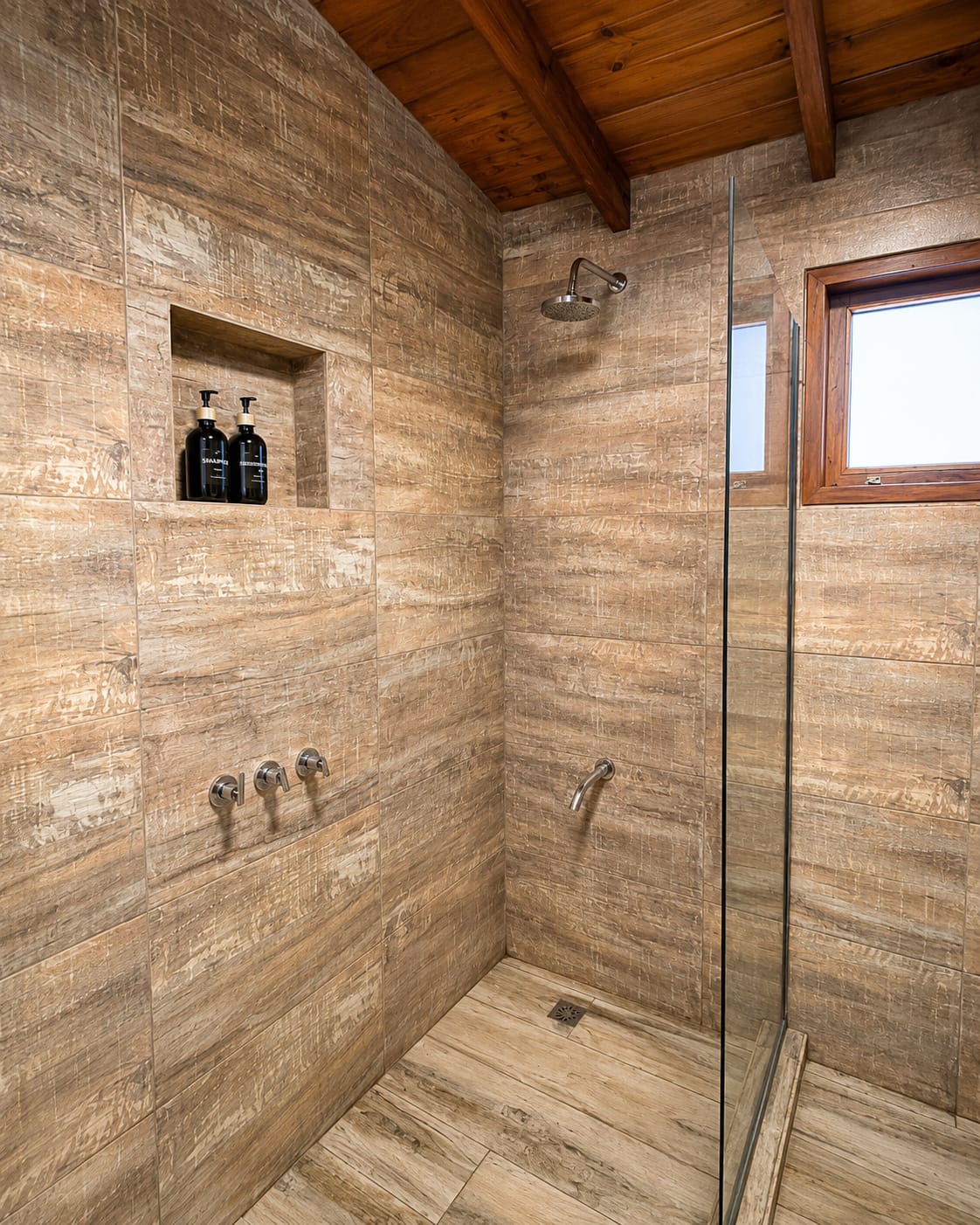 Baño con ducha revestida en madera
