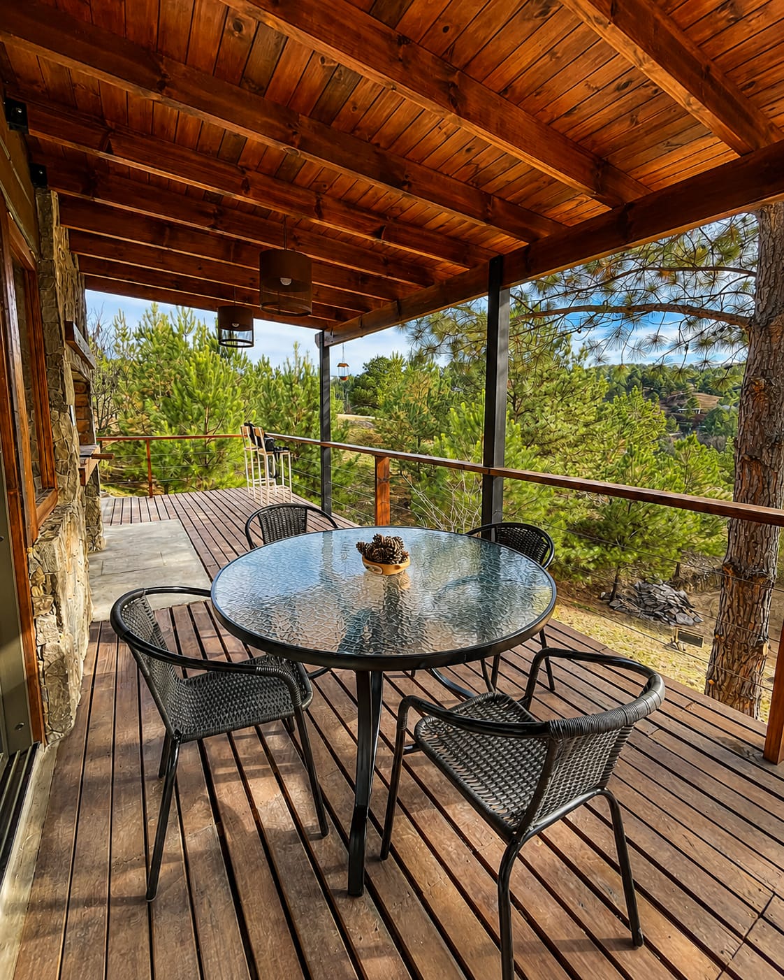Mesa exterior en el deck con vista al bosque