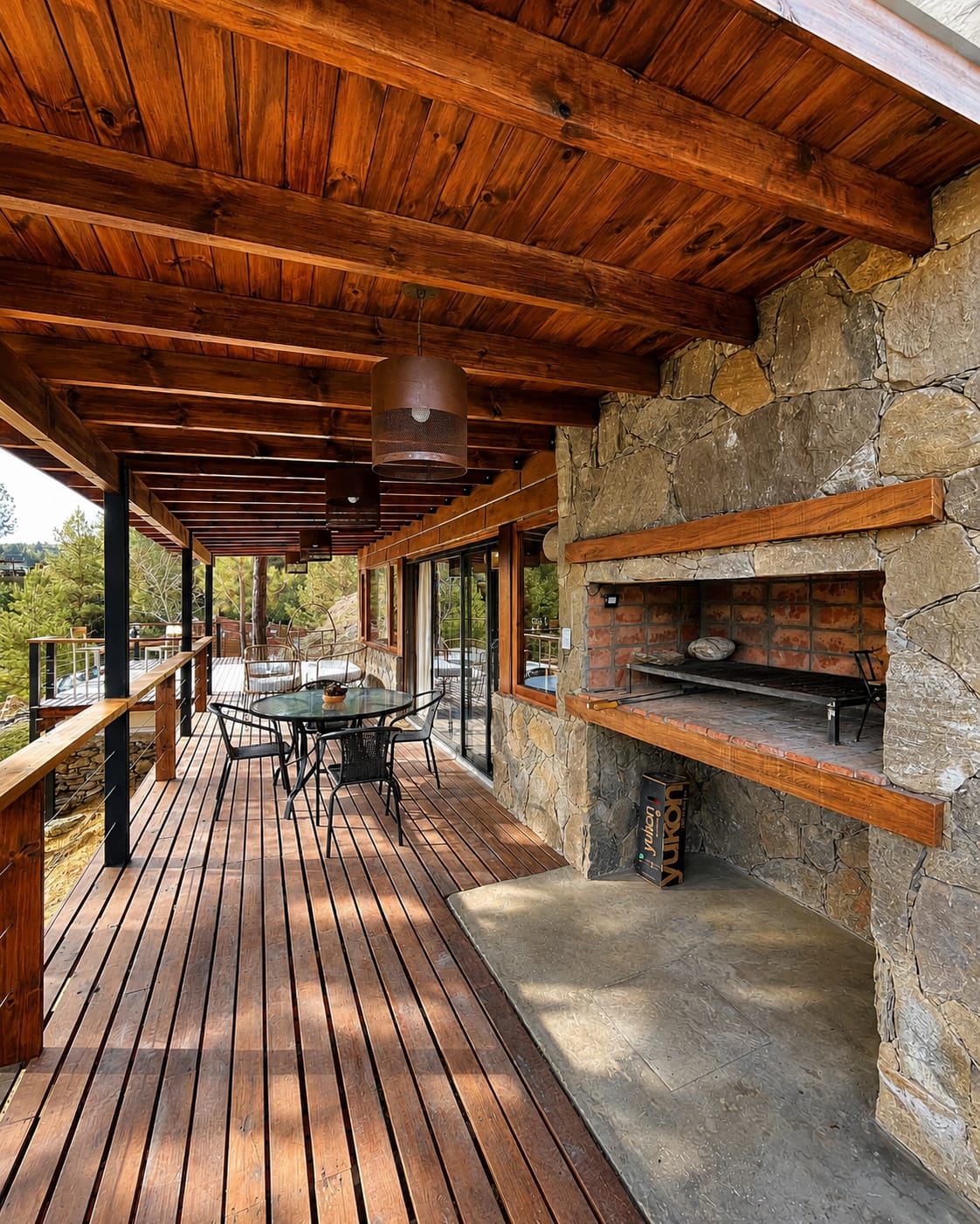 Otra vista del deck cubierto y la parrilla