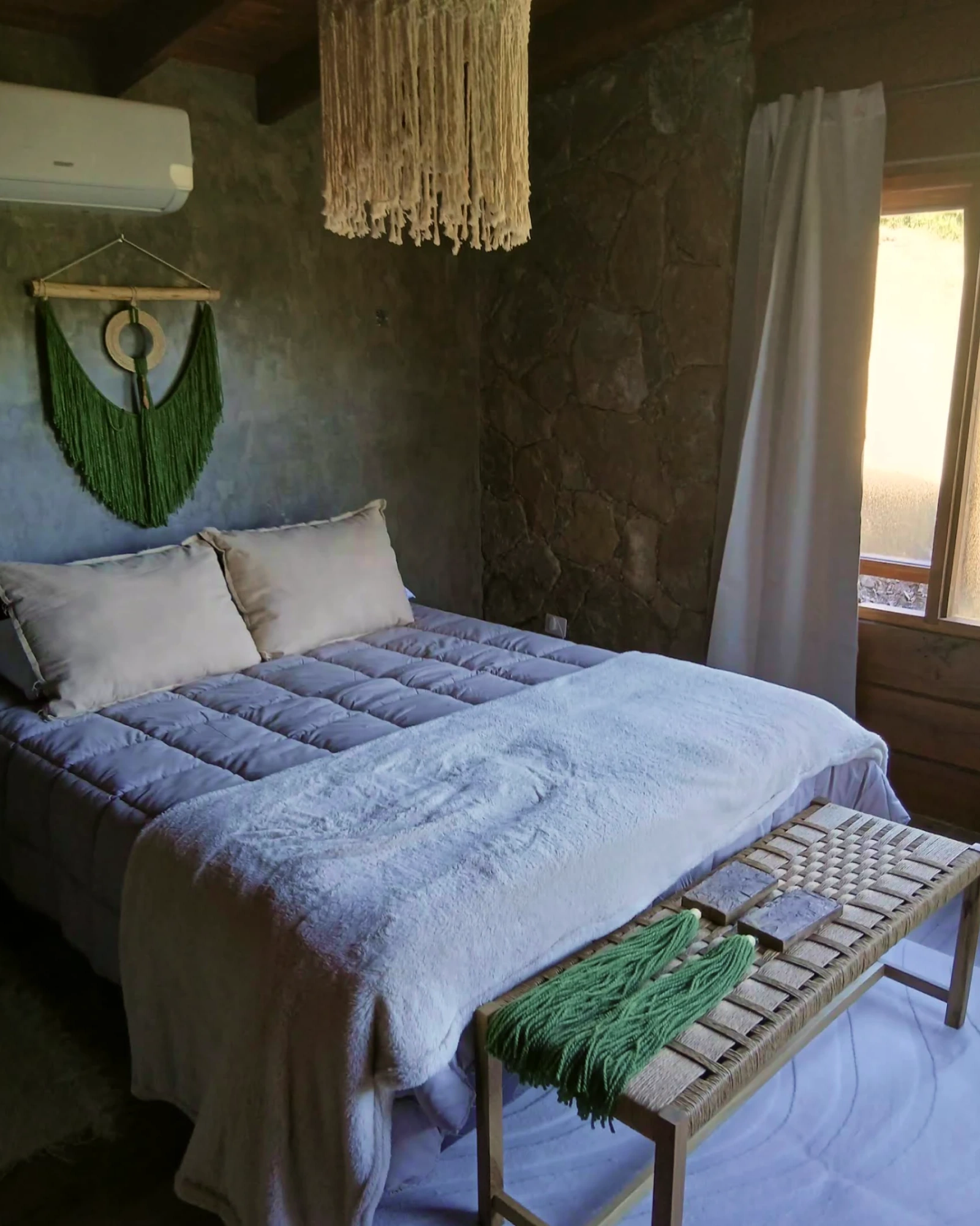 Habitación matrimonial con cama matrimonial y detalles en macramé