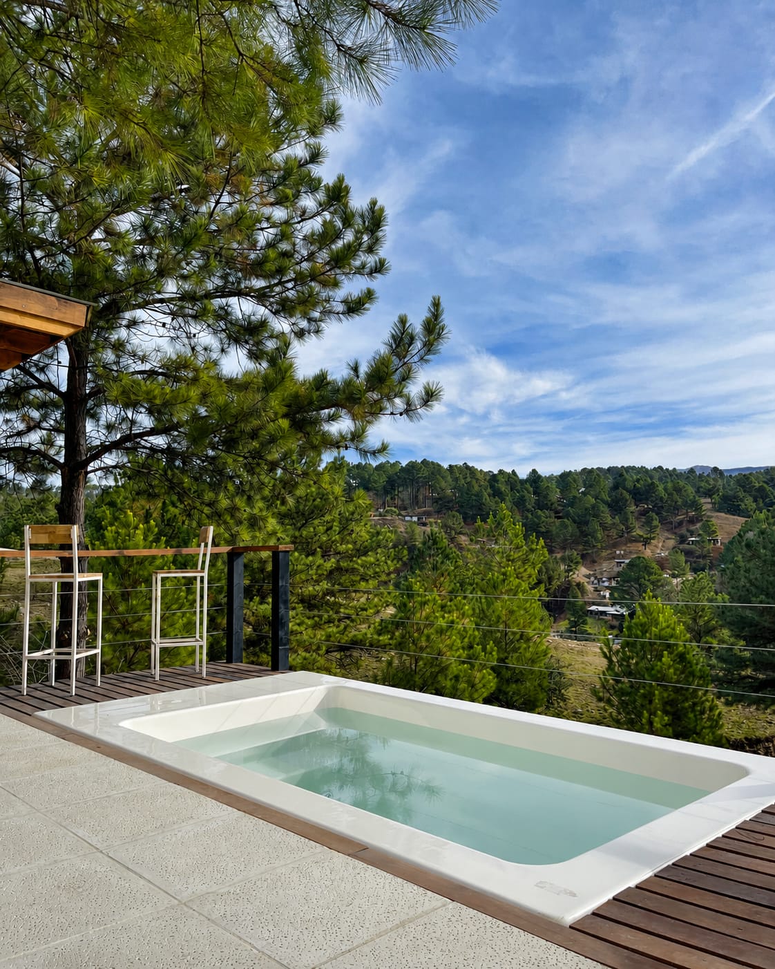 Hidromasaje con vista al bosque de pinos en Casa Malaika