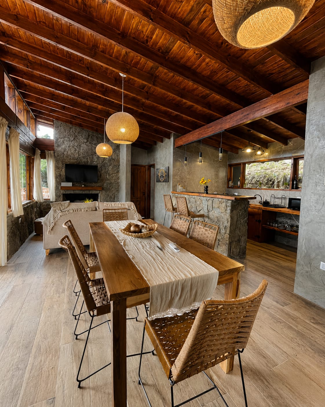 Living comedor de Casa Malaika con techos de madera y estufa a leño