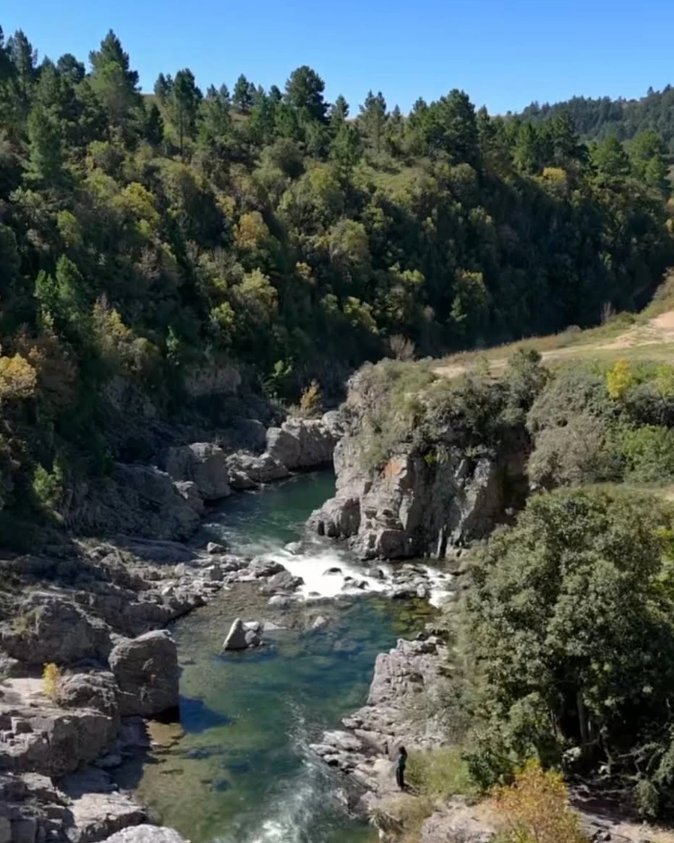 Vista desde arriba del río El Durazno con una pequeña cascada