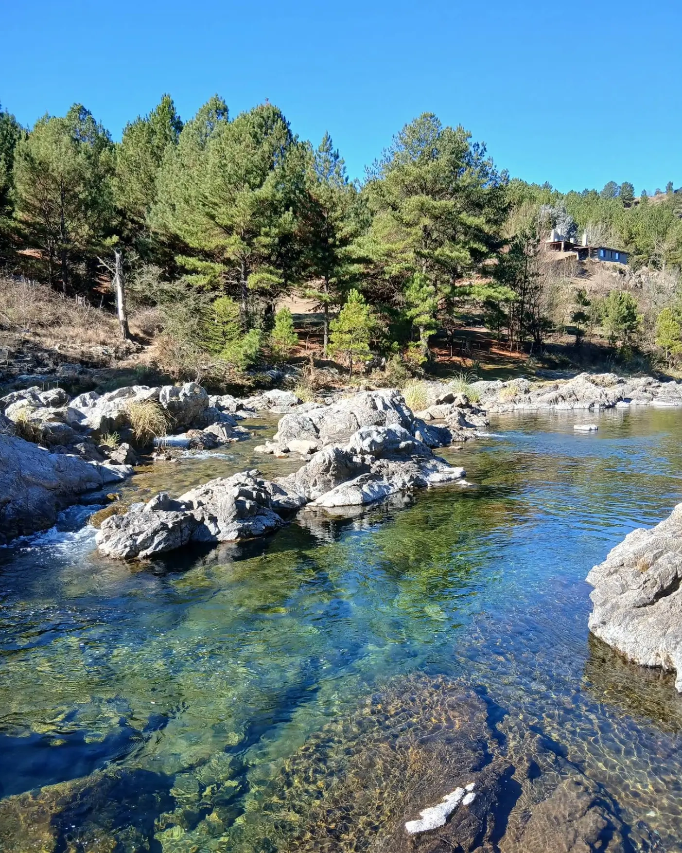 Olla de agua transparente del río El Durazno, a 5 minutos a pie